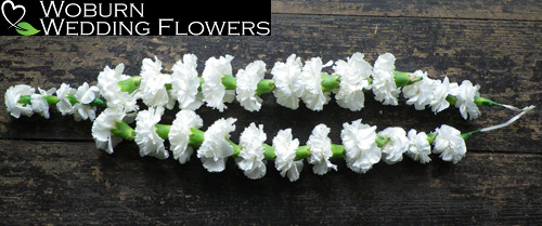 Neck flower garland.