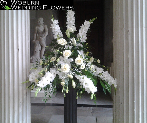 Pedestal including roses and gladioli at the temple end