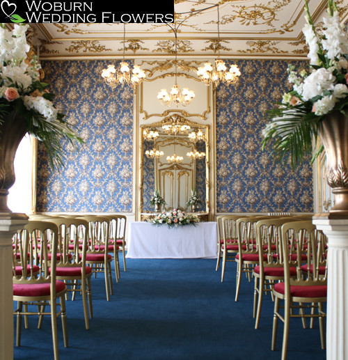 Coral and white large urn arrangements in the blue room.